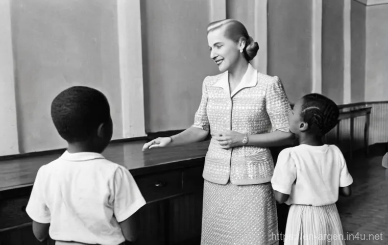 후안 페론과 에비타 페론 이야기 - **Prompt:** "A vibrant, panoramic view of Juan Perón addressing a massive, enthusiastic crowd from a...